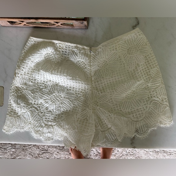 Trina Turk sz 4 crochet short - Picture 2 of 4